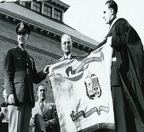 곤자가의 1950년 복싱 챔피언들이 국가 타이틀을 기념하는 배너 아래 귀환한다.