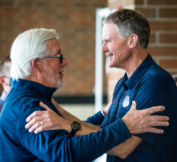 곤자가의 1950년 복싱 챔피언들이 국가 타이틀을 기념하는 배너 아래 귀환한다.