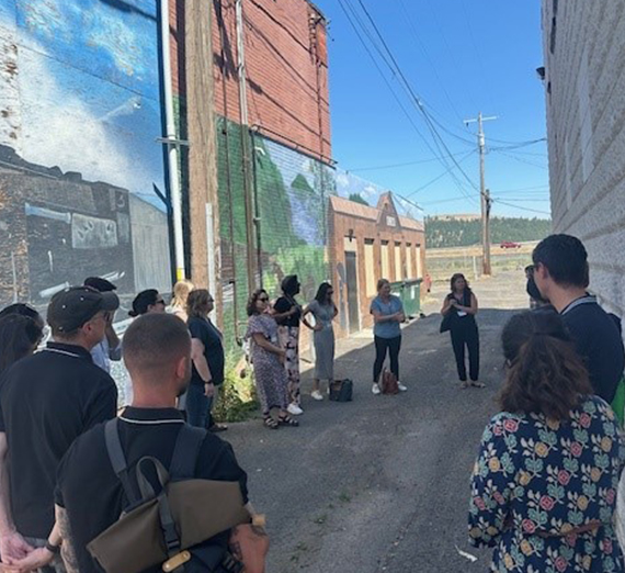 곤자가 로고와 “당신의 목적을 발견하라”라는 문구가 있는 캠퍼스 간판