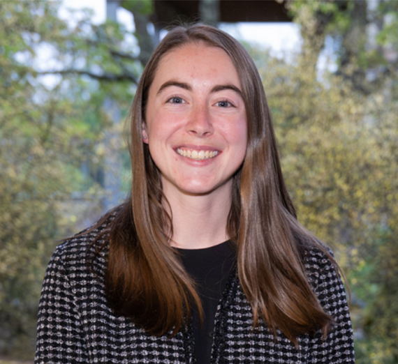 곤자가 로고와 “당신의 목적을 발견하라”라는 문구가 있는 캠퍼스 간판